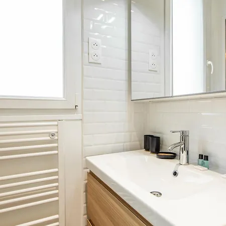 Cozy 1-bedroom With Amenities Near Iconic Montmartre Neighbourhood Appartamento